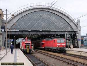 143.654 emerged from under the overall roof at Dresden Hbf with S-Bahn train 7043 from Meissen Triebischtal to Schöna on 25 July 2010. On the left, shunter 362.406 had just added additional coaches to the rear of EC378.