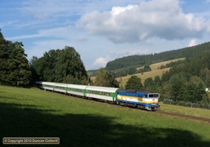 Former Plzen loco 754 028 led R1400 down the bank from Ostruzna towards Branna on the afternoon of 11 September 2010.