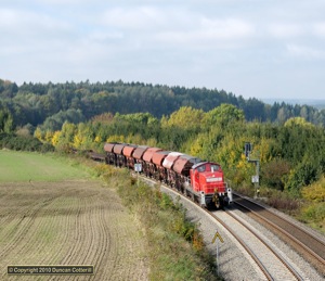 The colours were turning nicely as 294.895 emerged from the woods near Christgrün with a Plauen - Reichenbach pick-up goods on 7 October 2010.