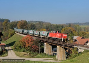 294.695 passed Salling, north of Tittmoning-Weismühl, with the empty rubbish train from Mühldorf to Traunstein on 12 October 2010. 