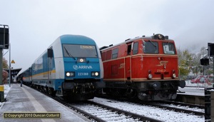 223.068 and 2143.21 met at Immenstadt with ALEX workings on 20 October 2010. The 2143 had just coupled the Oberstdorf portion onto the rear of München bound ALX 38705 while the 223 waited to leave with ALX38702 to Lindau.