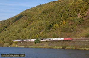 There are fine views of the line from St Aldegund, a small village on the other side of the Mosel north of Bullay. 181.212 was captured heading south with IC334, the 09:53 from Norddeich Mole to Luxembourg, on 21 October 2010.