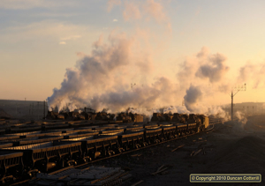 The morning gathering at Xibolizhan is still an impressive sight. Seven spoil trains were lined up in the yard on 23 November 2010 with locos JS 8167, JS 8195, JS 8078, JS 8190, JS 8076, JS 6261 and JS 8194 from right to left.