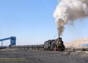 JS 8173 departed from the new coal loader at Xikengkou with a loaded train for the washery at Xuanmeichang on 24 November 2010.