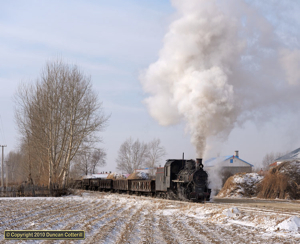 There were only two locos available on 29 November 2010 and only one daylight departure from Huanan. 044 worked east between Huanan and Dajiaguan with a train of empties.