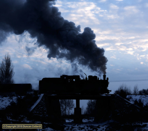 The surprise working of 01 December occured when 011 didn't wait for a banker at Lixin but brought the loaded train over the hill in two portions and combined them at Xiahua. The train was photographed west of Dajiaduan on the last leg into Huanan in the late afternoon. 