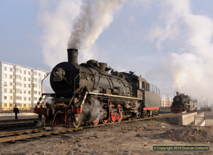 The morning gathering at Wulong Yard still attracts a good crowd. Eight SYs and a diesel were present when we visited on 5 December 2010, including SY 1319. The railing on the right marks the point at which the new road passes under the yard.  