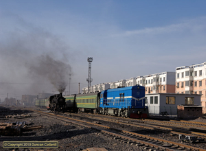 Passenger services were diesel operated during our visit. DF5D 0067, on train 111 from Wangying to Xinqiu, passed SY 1818 in Wulong Yard on the morning of 5 December 2010.