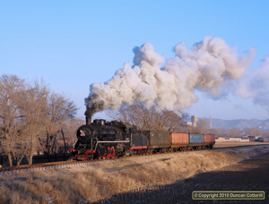 It's difficult to find good uphill locations in open country on the Beipiao system but we did manage a shot of SY 1451 climbing from Taiji Mine towards the loading point at Sanjing on 6 December 2010. By the time we'd packed up our gear, the sun had dropped and the whole line was in shadow.