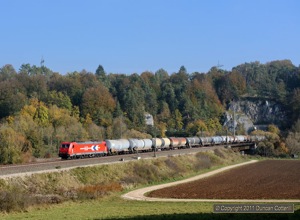 HGK's 185.605 led a westbound train of oil tanks out of the Esslingerberg Tunnel between Dollnstein and Solnhofen on 23 October.