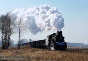 JS 6546 returned to Jiaojie exchange sidings with a long train of empties from Fula’erji No. 2 Power Station. It was 10:20 in the morning and there would be no more trains before sunset.