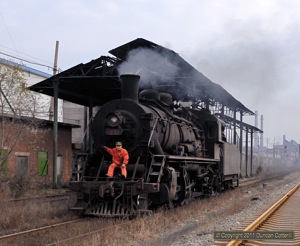 A shunter rode the buffer beam of a very grubby SY 1633 at Fushun Old Steelworks