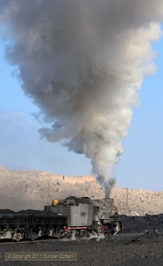 JS 8078 produced a splendid plume of exhaust as it accelerated away from the Xikengkou loader at Sandaoling.