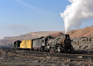  JS 8188 was one of two locos on construction trains. It’s seen here heading out of the pit towards Dongbolizhan.