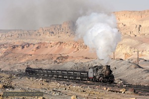 JS 8077 wheeled a loaded coal train through the desert east of Xikenggou.
