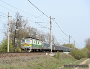 122.019 approached Pardubice-Opocinek with a long, westbound train of vans on 11 April 2011.