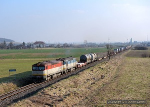 751.026 and 752.020 led a long freight northwards near Gemer just before sunset on 30 March 2011.