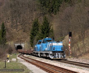 736.004 and 736.006 banked a northbound train of steel slabs through Dolny Harmanec on 8 April 2011.