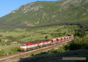751.129 and 751.036 crept down the bank towards Hrhov with the empty stone train from Slavec Jaskyna to Turna nad Bodvou early on the morning of 7 May 2011.