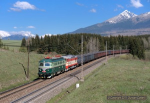 140.058 and 753.324 led an eastbound coal train down the hill from Strba on the morning of 9 May 2011. If only all independent operators used such classy motive power.