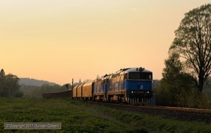As the sun set on 30 April 2011, 753.761 and 753.760 climbed towards Raspenava with a short southbound freight.