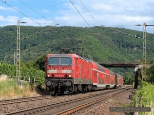 143.833 led RE12016, the 16:22 from Koblenz Hbf to Saarbrücken Hbf, away from Winningen on 6 July 2011.