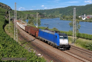 185.501 approached Winningen with a southbound scrap train on 8 July 2011. It used to be a Connex loco but is now operated by Captrain Deutschland, owned by SNCF.  