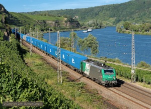 As well as its Fret-SNCF markings, 37024 carries the logo of ITL, a Dresden based operator now owned by SNCF. The loco approached Winningen with a southbound container train on 8 July 2011. 