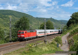 181.204 approached Bullay with IC138, the 09:24 from Koblenz to Luxembourg, on 9 July 2011.