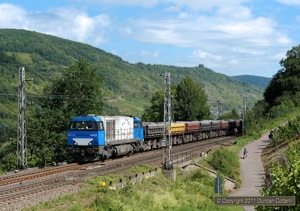 RTS G2000 272.001 approached Bullay with a train of spoil from the Kaiser Wilhelm tunnel site on 9 July 2011.