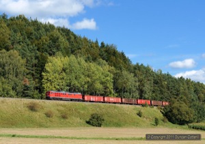 The first autumn colours were just starting to make an appearance by mid-September 2011. On the 12th of the month 232.131 climbed towards Neunkirchen at Obermainshof with train 56908, the 14:49 Amberg - Nürnberg Rbf freight.