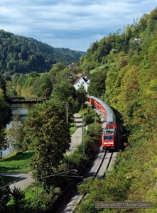 146.208 skirted the River Neckar as it approached Sulz am Neckar with RE19040, the 09:19 Singen - Stuttgart, on 17 September 2011. This train is only loco hauled at weekends.