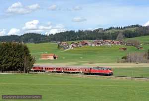 218.485 propelled RE57509 past the village of Heimen as it approached Weizern-Hopferau from Füssen.