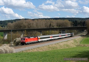 Class 120s still appear regularly on the Gäubahn. 120.140 approached Rottweil-Saline with northbound IC184 on the afternoon of 21 April.