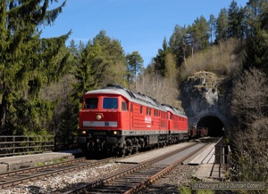 232.675 and 232.569 double-headed a long train of continuous welded rail out of the Haidenhübel Tunnel at Velden on 26 April.