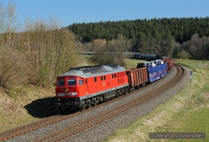 233.511 rounded the curve north of Ranna with freight 51683 from Zwickau on 27 April.