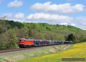 233.511 was photographed at Alfalter, north of Hohenstadt, with car train 49278, from Kolin to Woippy, on 3 May. Spring has finally arrived, bringing green leaves to the trees and swathes of dandelions to the fields.