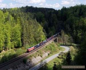 An unidentified class 232 or 233 found a narrow gap between the clouds as it descended Pegnitztal with car train 49262 on 4 May.