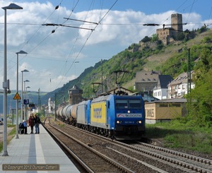 185.518 and 185.514, both TXL locos, hauled a train of oil tanks through Kaub on 7 May.