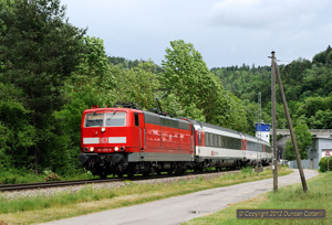 181.209 passed Oberndorf-Aistaig with IC187. I'm not sure what surprised me the most, a 181 working this train or the sun coming out on an otherwise very gloomy day.