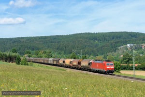185.137 descended the bank to Tuttlingen with a northbound freight on the morning of 2 June 2012. 