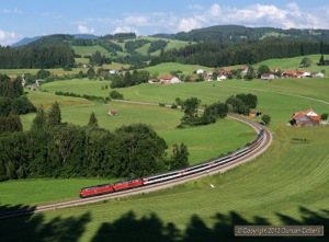 An unidentified pair of 218s rolled around the curves at Harbatshofen with EC192, the 16:03 from München to Zürich, on 22 June. Shots like this don't work with 2-coach DMUs or ALEXs.