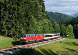 218.422 and 218.419 were photographed winding their way around the curves in the Oberthalhofen valley, west of Oberstaufen with EC192, the 16:03 München - Zürich, on 23 June.
