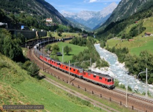 An Re20/20 lash-up (if I'm permitted to use an American term) worked a southbound intermodal, probably train 40211 from Rotterdam to Bologna, around the Wattinger curve on 29 August 2012. The River Reuss and the 3187m peak of Grosse Windgällen complete the scene.