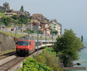 460.046 led IR1424, the 13:28 from Brig to Genève-Aéroport through St-Saphorin on 5 September 2012. The conditions were far from ideal for this shot with the haze obscuring views of the mountains behind Montreux and Villeneuve.