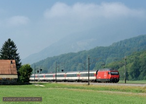 Most Biel/Bienne - Konstanz IR trains are worked by class 460s on single-deck push-pull sets. 460.065 sped towards Oberbuchsiten with IR2121, the 11:15 Biel/Bienne - Konstanz, on 7 September 2012.