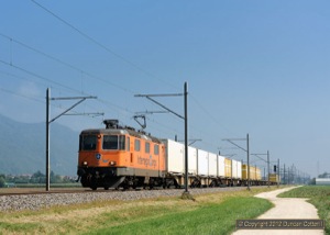 11320 was photographed on the 11:41 Härkingen - Daillens postal containers again on 7 September 2012. The orange box was photographed west of Oberbuchsiten on the Olten - Oensingen - Biel line.