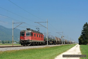 Trains of oil tanks to or from the refinery at Cornaux, north of Neuchâtel, are a common sight on the Olten - Biel line. 11619 worked a train of empties westwards near Oberbuchsiten on 7 September 2012.