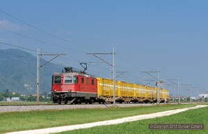 11293 worked a solid block of yellow postal containers west from Oberbuchsiten on 7 September 2012. The loco was working train 50728 from Frauenfeld to Daillens.