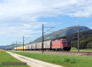 11259 approached Oberbuchsiten with train 50717 from Lausanne Triage to Frauenfeld on 2 October 2012.